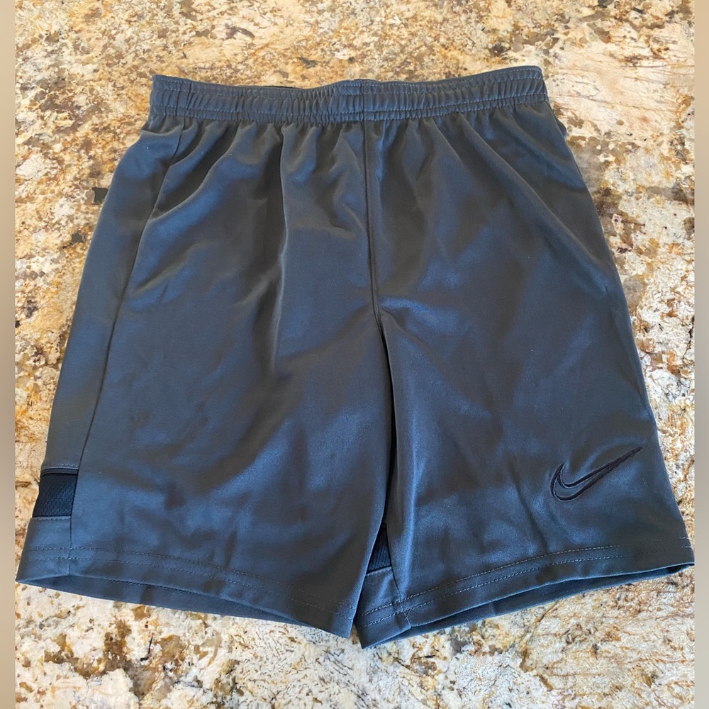 NWOT boys nike medium shorts